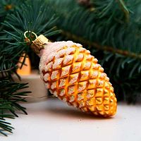 Игрушка ёлочная КОЛОМЕЕВ "Шишка в снегу,золото мат" ФУ-2-90/22 зол.мат стекло, 9см,подар.уп.